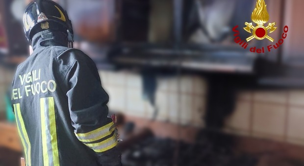 Incendio in cucina, tre intossicati all'ospedale: tra loro una mamma con un bimbo piccolo
