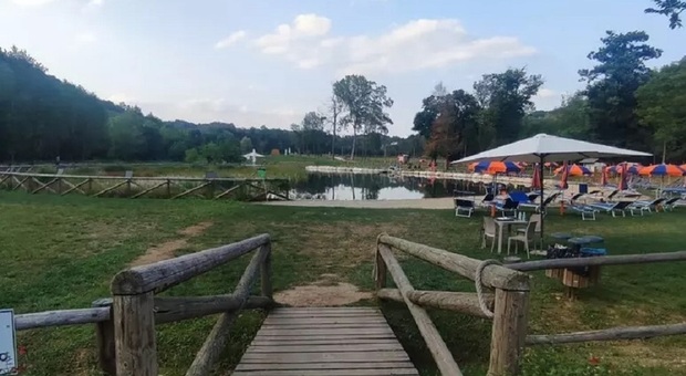 Anisa annegata a 7 anni nel lago al campo estivo, indagato anche il parroco: solo due maggiorenni per 50 bambini