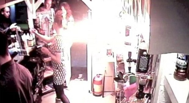Sigaretta elettronica esplode in un bar Cameriera investita dalle fiamme