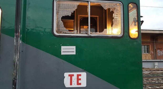 «Il biglietto costa troppo»: nigeriani picchiano capotreno sul convoglio dei pendolari