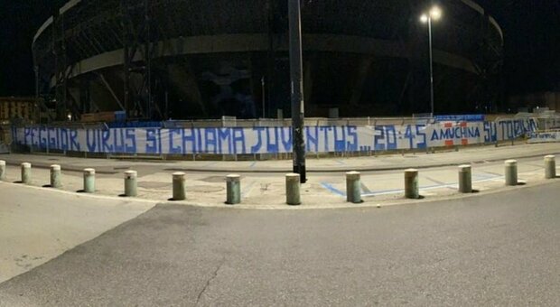 Napoli, striscione all'esterno del San Paolo: «Peggior virus si chiama Juventus»