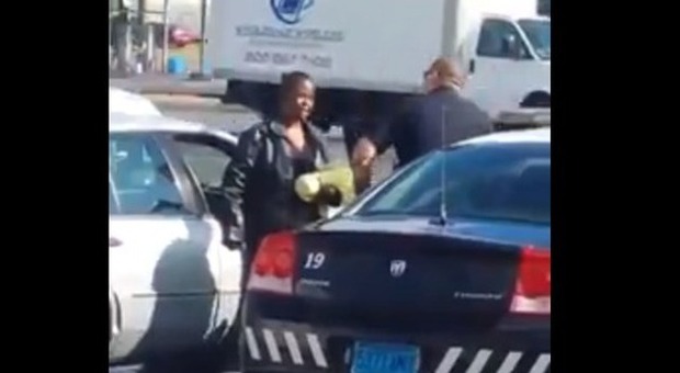 Madre in miseria tenta di rubare le uova: il poliziotto le compra e gliele regala