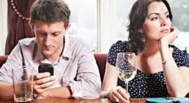 Gli smartphone deleteri per la coppia, sms e chat i motivi dei litigi
