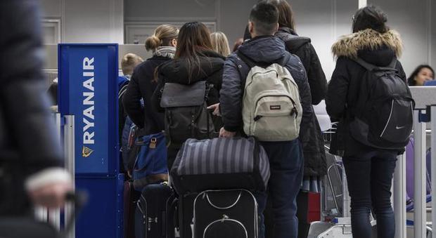 Ryanair, bagaglio a mano: le nuove regole. Dal 15 gennaio 2018 niente trolley a bordo