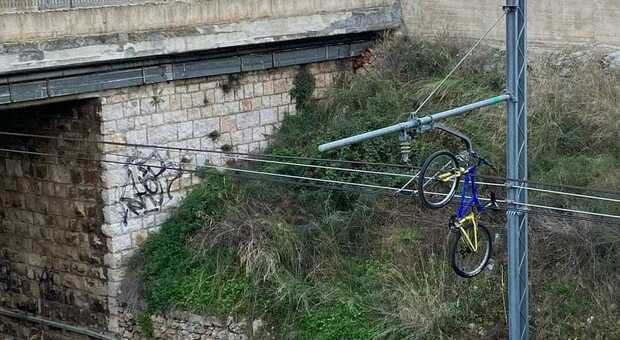 Bari, bicicletta sui cavi della trazione elettrica: soppressi tre treni