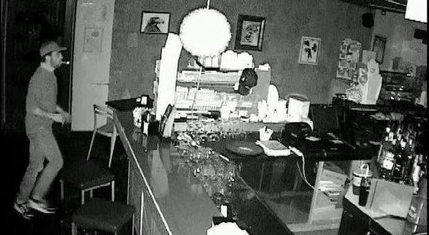 Ladro fotografato in un bar. La taglia del titolare: ​colazione gratis per un anno a chi lo identifica
