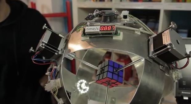 Robot risolve il cubo di Rubik in meno di un secondo