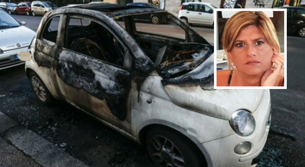 Federica Angeli incontra la ragazza-coraggio a cui hanno bruciato l'auto: «Era senza parole, aiutiamola a ricomprarla»