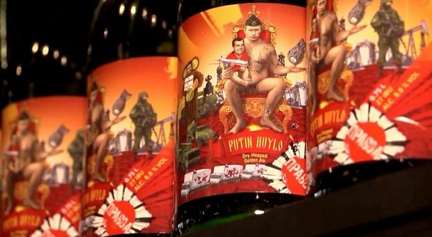 Ucraina, birrificio converte la propria produzione in molotov: bottiglie con etichetta «Putin Vaf*****lo»
