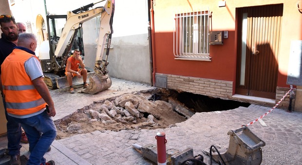 Si apre una voragine in strada, cedimento choc in centro a Fano: tre case dichiarate inagibili