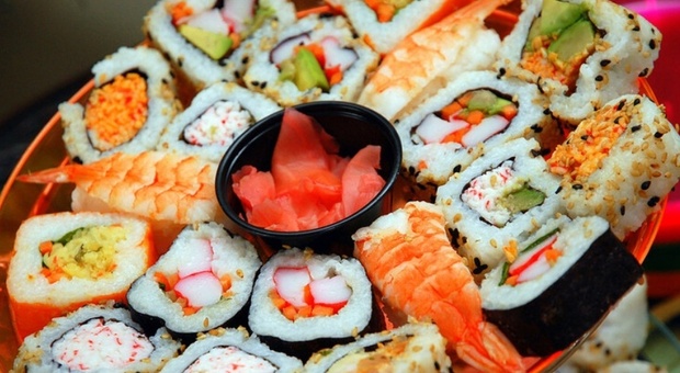 Mal di stomaco, dissenteria e vomito dopo la cena al ristorante di sushi: scattano i controlli dell'Ulss