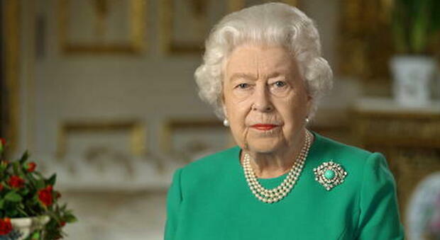 Regina Elisabetta, la lettera all'Inghilterra: «Nel 1966 consegnai la Coppa del Mondo, auguri per domani»