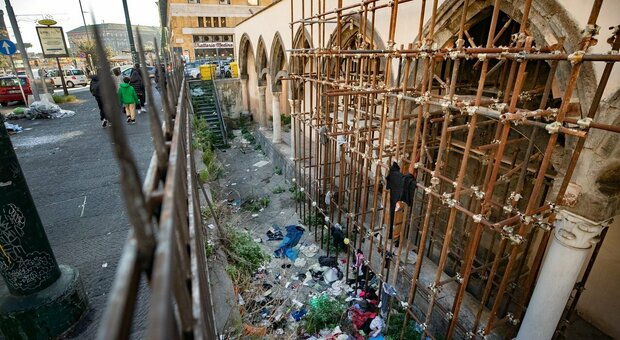 Napoli, per la chiesa dell'Incoronata nessuna svolta: discarica di abiti razziati dai clochard
