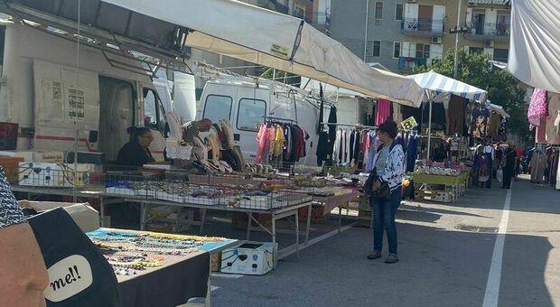 Salerno, pensionati a caccia di scarti nel mercato di frutta e verdura