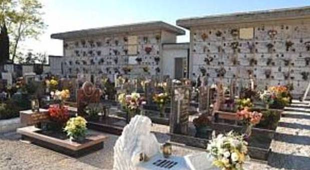 Cimiteri sporchi: arrivano gli alpini Il Comune è rimasto senza operai