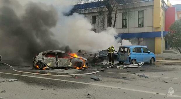 Ucraina, razzi di Kiev su Belgorod: un morto. Mosca minaccia: «Aspettatevi il peggio». Ieri il più massiccio attacco russo dall'inizio della guerra