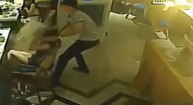 Cina, discute con il cameriere per il servizio scadente: il ragazzo le versa acqua bollente sulla testa