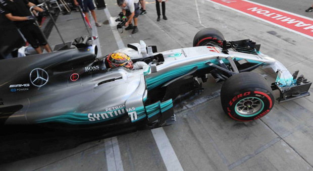 GP Monza, Hamilton vola nelle prime libere. Le Ferrari a un secondo