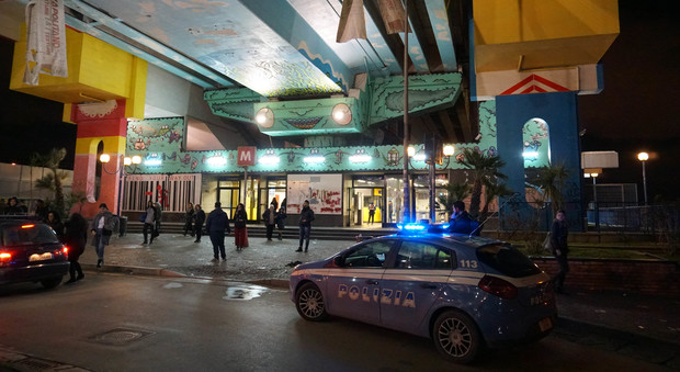 Guardia giurata colpita con spranga di ferro alla stazione metro: è grave