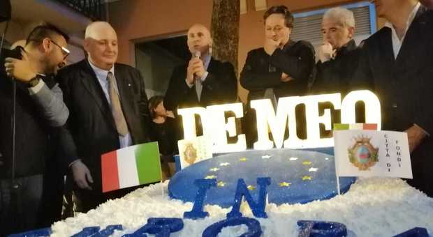 Grande festa in piazza per Salvatore De Meo in Europa: bagno di folla e torta gigante