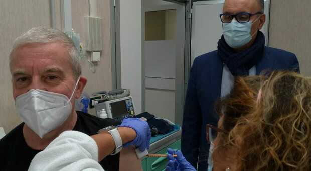 Il dottor Michele Fiore durante la vaccinazione
