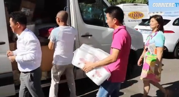 Da Firenze a Amatrice, il viaggio dei cinesi con cinque furgoni: "Aiutiamo i nostri fratelli"