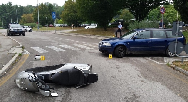 Scontro moto-auto nel parcheggio: brutta frattura per il centauro
