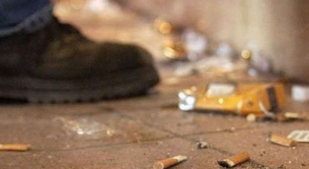 Guerra a mozziconi di sigaretta e gomme da masticare: vietato gettarli per strada