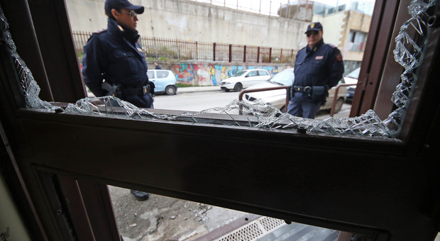 Napoli, clandestino in fuga sui tetti del capannone industriale lancia pietre contro la polizia