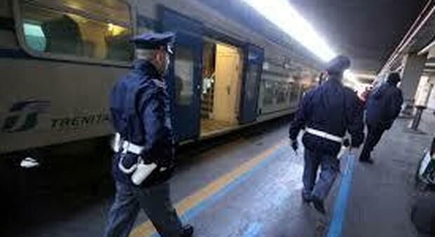 Positivo al Covid reagisce e picchia gli agenti che non vogliono farlo salire in treno: arrestato