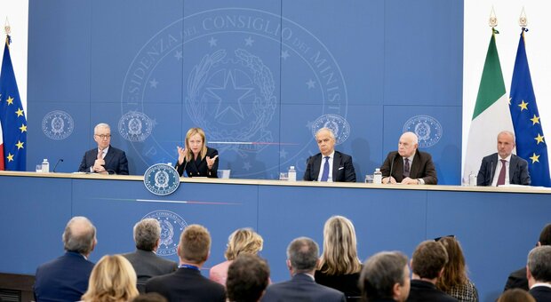 Governo Giorgia Meloni diretta, oggi consiglio dei ministri con nomina sottosegretari. Urso: «In Europa interessi divergenti»