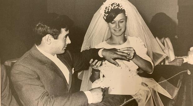 Adriano Rossi e la moglie Anna Zilli il giorno del matrimonio 50 anni fa nella basilica di Santa Maria delle Grazie a Rocca Pietore