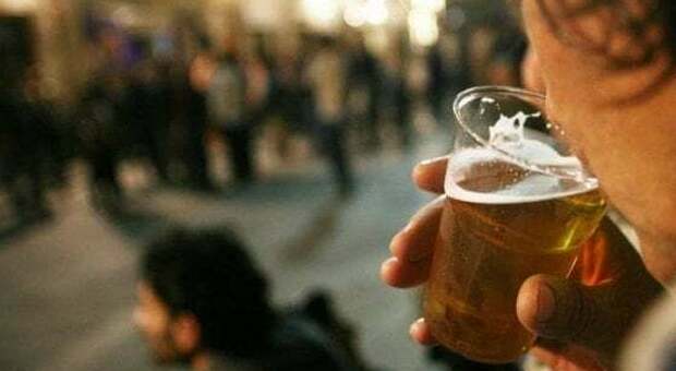 Gallipoli, in dieci a bere birra nel circolo: 400 euro di multa