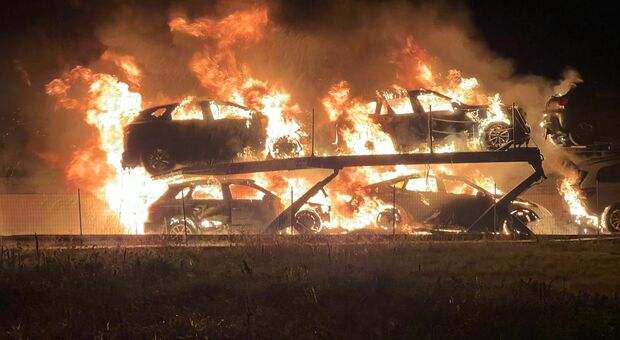 Incendio a un autocarro sulla Statale: inghiottite dalle fiamme 6 auto
