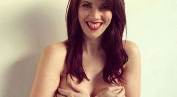 Conduttrice Bbc in topless prima della mastectomia per dire addio al seno con il sorriso