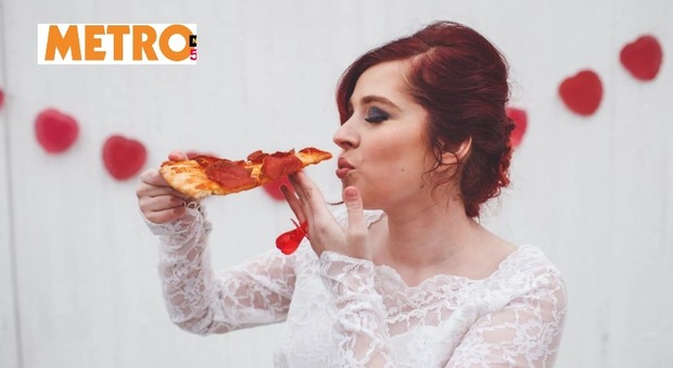 Christine, 18 anni, sposa una pizza: "Le ho messo il papillon e ci siamo scambiati gli anelli" -Guarda