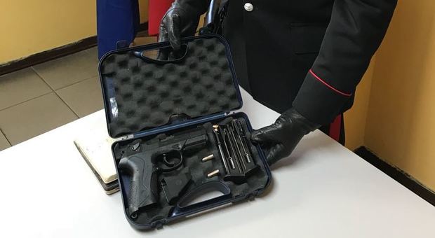 La pistola rivenuta dai carabinieri