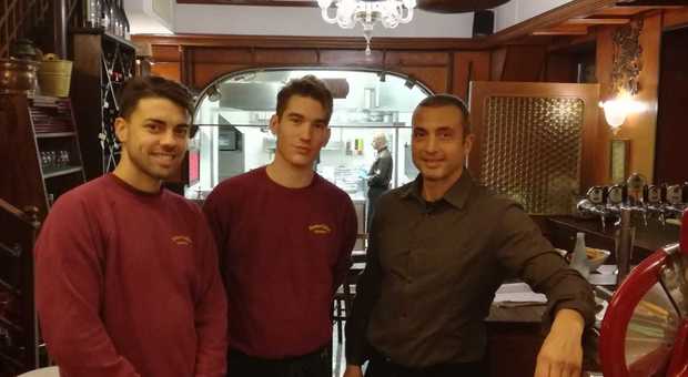 AL CALICE Cristiano Cardin (in camicia) davanti al forno dell’osteria assieme ai suoi due cameriere. Gestisce il calice da sette anni