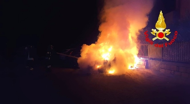 Avellino, notte di paura: tre auto in fiamme