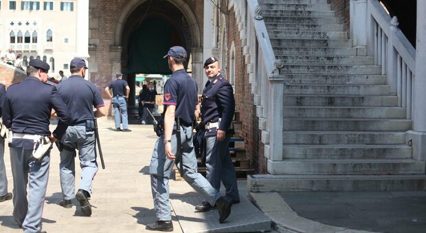 Agenti di polizia durante i controlli in centro storico a Venezia