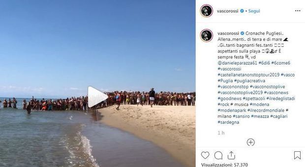 Vasco Rossi, vacanze in Puglia: per il rocker bagno di folla in spiaggia