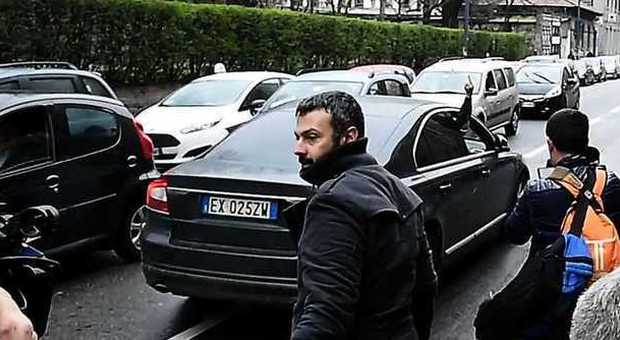 Salvini contestato dai centri sociali in via Padova. Lui se ne va e fa il dito medio