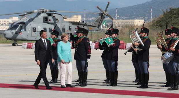 Renzi, Merkel e Hollande a Napoli rimosso striscione «Jatevenne»