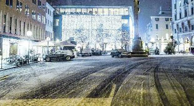 Strade coperte di neve e disagi al traffico: scoppia la guerra del sale