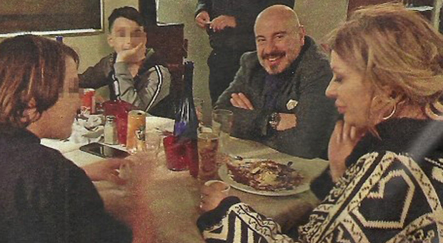 Tina Cipollari a cena col fidanzato Vincenzo Ferrara e i figli (Nuovo)