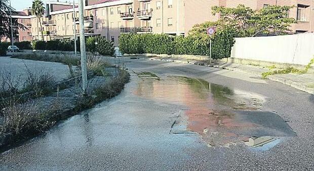 Rete idrica colabrodo, condotta rotta e strada-pantano a Capodimonte