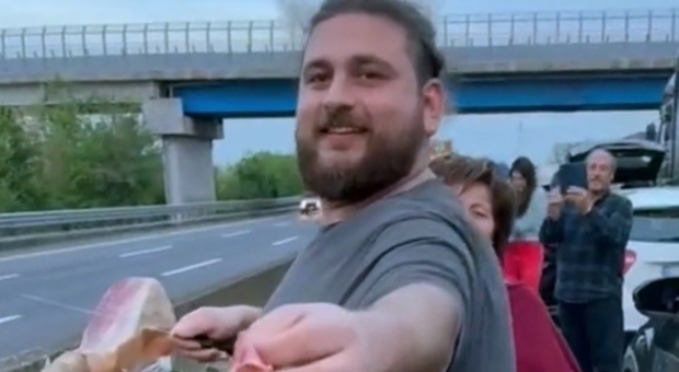 Bloccato sull'A1 improvvisa aperitivo in autostrada: «Ho offerto da mangiare agli altri automobilisti»