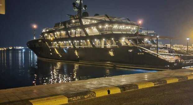 Giorgio Armani, il mega yacht da 65 metri incanta tutti a Gallipoli: ecco quanto costa