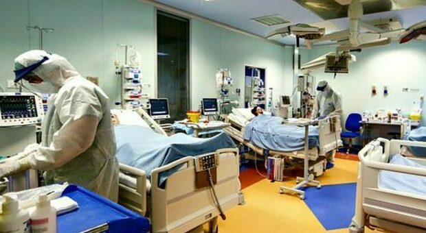 Covid in Campania, ospedali in affanno e pronto soccorso sotto stress: «Mancano medici e infermieri»