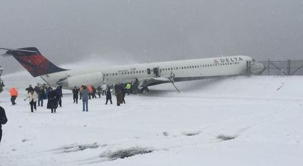 New York, aereo fuori pista per il ghiaccio all'aeroporto di LaGuardia